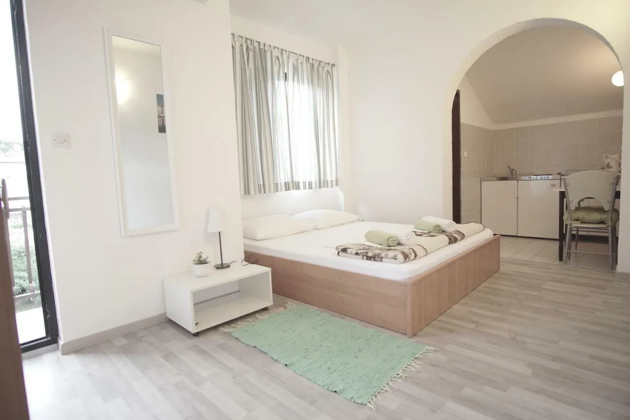 Apartment For 2 P. Trogir 0*,